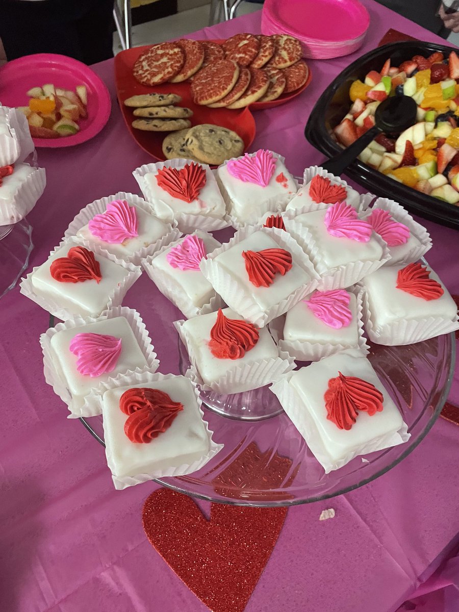 DCS_Overpark's tweet image. Pre-K held a Royal Luncheon today. Everyone looked so amazing! The Princes, princesses, kings, and queens had a great time and ate well! #TeamDCS #DressUpDaysAreTheBest