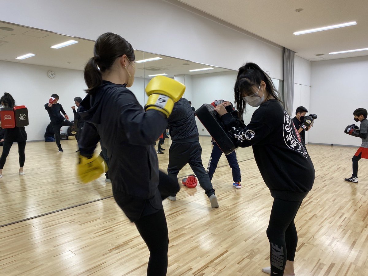 88sho920's tweet photo. 2月25日土曜日の夜に第二回目となるボクシング（キック）教室を鴨島町でします🥊✨
第一回目は男女合同で開催でしたが
合計20名近くの方が参加してくださいました✨
初心者向けな緩い運動となってます！
みんなで楽しく、気持ちのいい汗を流していきましょうっ🥊✨
気になる方、連絡お待ちしてます😳 https://t.co/bjUUleXXgB