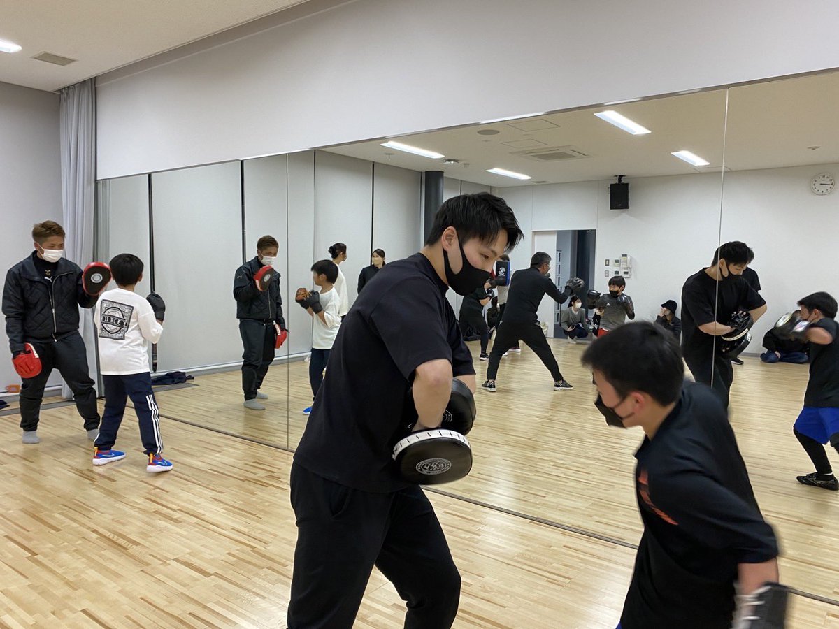 88sho920's tweet photo. 2月25日土曜日の夜に第二回目となるボクシング（キック）教室を鴨島町でします🥊✨
第一回目は男女合同で開催でしたが
合計20名近くの方が参加してくださいました✨
初心者向けな緩い運動となってます！
みんなで楽しく、気持ちのいい汗を流していきましょうっ🥊✨
気になる方、連絡お待ちしてます😳 https://t.co/bjUUleXXgB