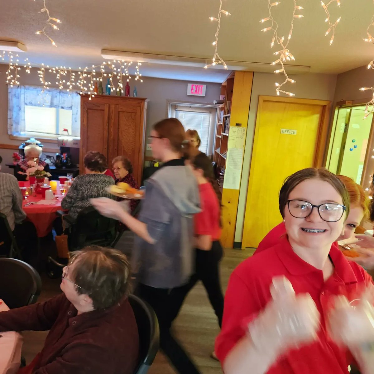 CroftonFCCLA's tweet photo. We are ending our week with 2 days of service work. Yesterday we decorated the senior center for their annual Sweetheart Dinner and tonight we had the honor and privilege of serving dinner to many of our community members! #fcclaweek #fccla #nefccla https://t.co/JsmVUl54aq