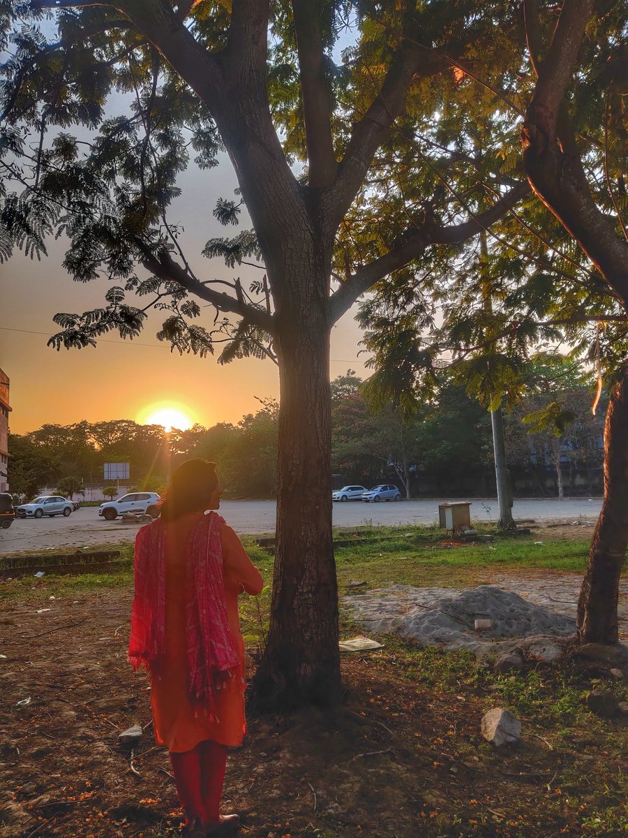 sahana_chethan's tweet image. ಕನಸು ಚಲ್ಲಾವೆ ಗೆಳೆಯ ಮನದ ಅಂಗಳದ ತುಂಬಾ 
ಎನಿತು ಬಣ್ಣಿಸಲೆ ಬರಿ ಮಾತಿನಲೆ ..

ಮನಸಿನಂತರವ ದಾಟಿ ಸಾವಿರ ನಾದಗಳ ಮೀಟಿ
ನೆಲಮುಗಿಗಳೆತ್ತರಕ್ಕೆ ಸುಂದರ ಚಿತ್ರ ಕಟ್ಟುವ 
ಓ ನನ್ನ‌ ಇನಿಯನ; ಓ ನನ್ನ‌ನಲ್ಲನ ;
ಎನಿತು ಬಣ್ಣಿಸಲೆ ಬರಿ ಮಾತಿನಲೆ... 
ಸಾಹಿತಿ : ಕೆ.ಟಿ.ಚಿಕ್ಕಣ್ಣ
Captured through #oneplus9pro