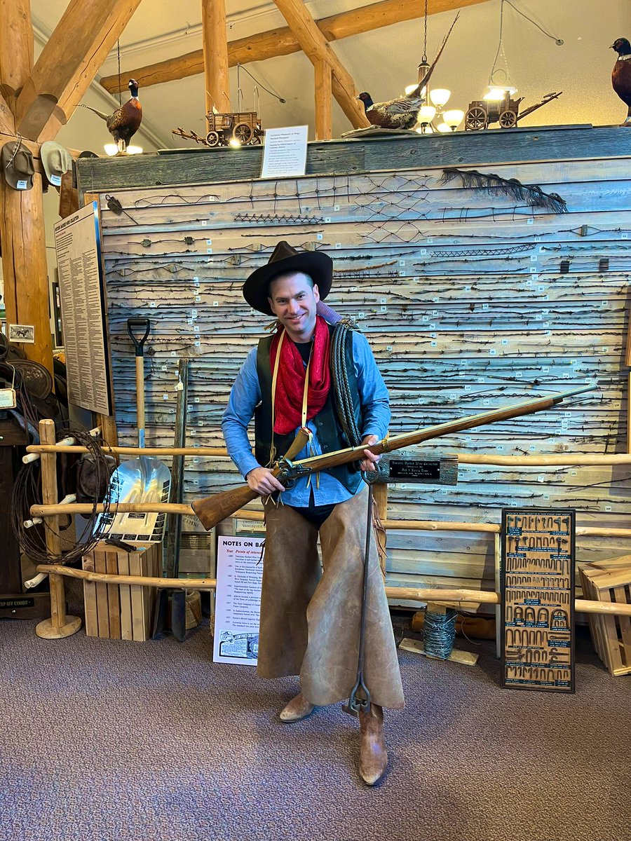 alyugueros's tweet image. Hoy ha sido un día bastante completo:

📚Teacher convention
🗼Calgary Tower
🤠Crochane Ranchehouse

También he aprovechado para coger material para trabajar en clase 🎲

@CFPIdiomas @CFIE_Segovia #OBSERVA_ACCION #COMUNICA_ACCION #formacionCyL #internacionalizaCyL @ceiparcipreste