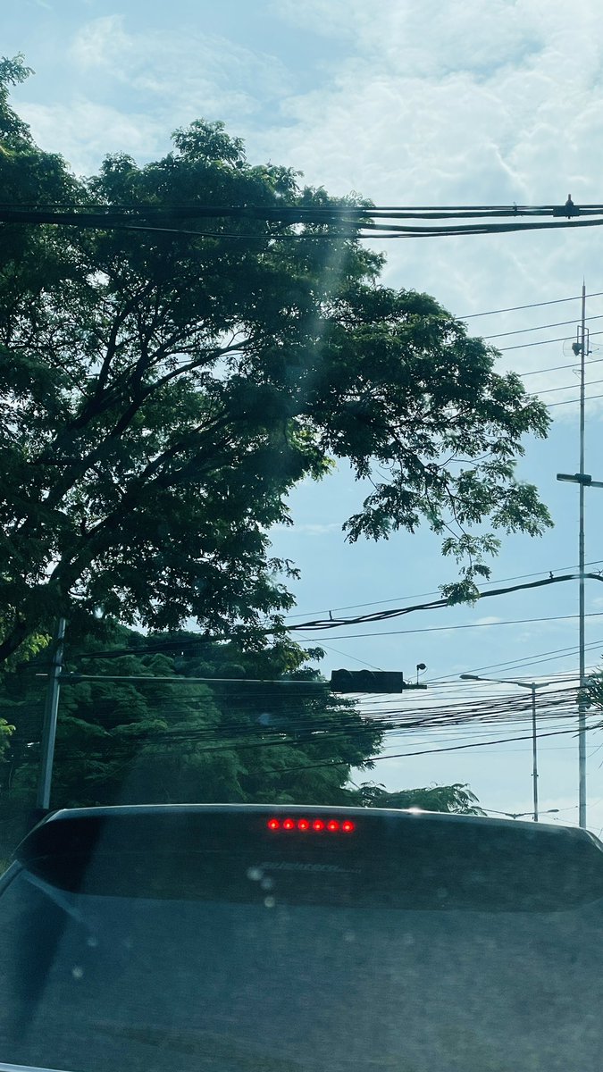 shandraarya's tweet photo. Kenapa sih sidoarjo tuh mesti ga gercep, lampu merah Mcd Juanda mati dari semalem kok ngga dibenerin sampe paginya https://t.co/ZVgr6djgDJ