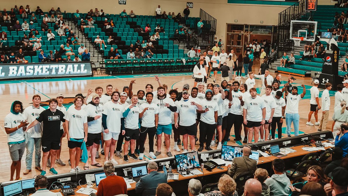 CoastalFootball's tweet photo. Congratulations to our 51 student athletes who earned a 3.0 or higher during the fall semester! We had a blast at tonight’s @CoastalMBB game 📚🤓💯 https://t.co/J9T5MFsL1v