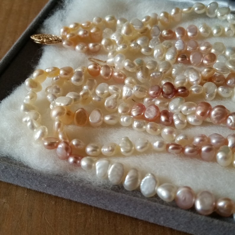 PumpjackP's tweet image. Vintage Baroque Pearl Necklace With 14K Gold Clasp Pink Peach and Cream hues - Etsy France buff.ly/412wxsU #PumpjackPiddlewick #vintagestyle #etsyvintage #uniquegifts  #originalgift #anniversarygift #anniversarywife #birthdaygift #special #specialgift #pearls #pastel