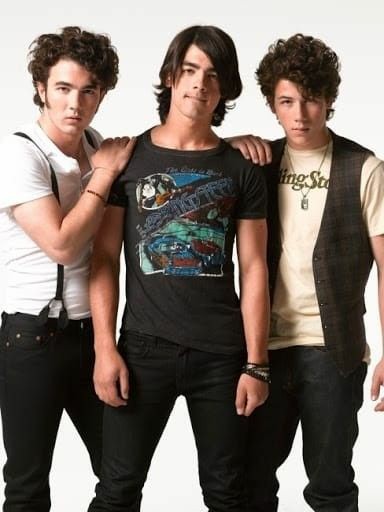Lonelywarrior3's tweet photo. Casi 15 años de diferencia entre estas dos fotos pero la misma pendeja fan de los Jonas Brothers. https://t.co/OWbj4XnM04