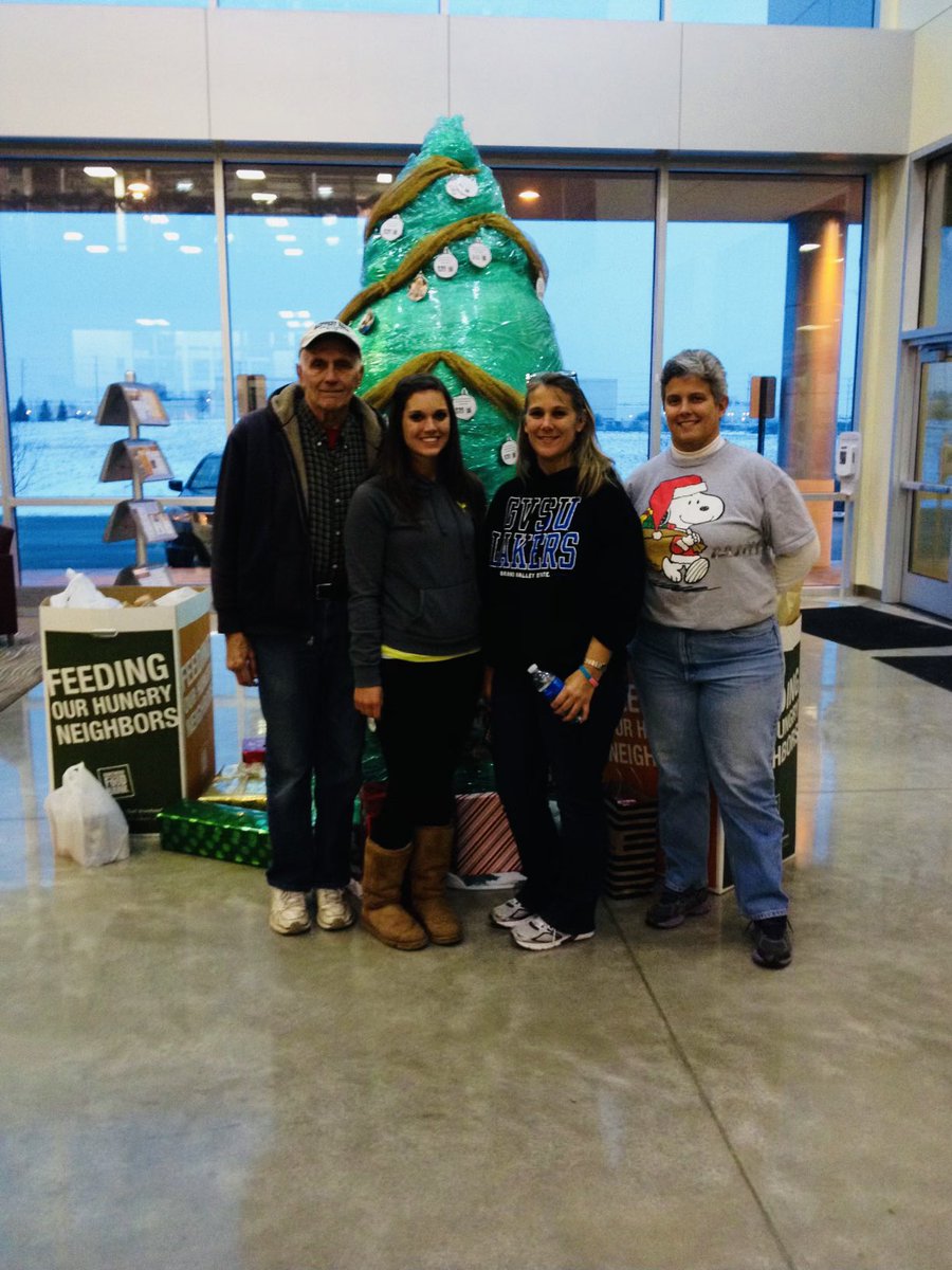 KateJ3592's tweet photo. .@MedievalTimes #ChivalryInAction Our family enjoys volunteering together!!! One of our favorite places to help out in our community is the local food bank! https://t.co/TYtkUHzMkU