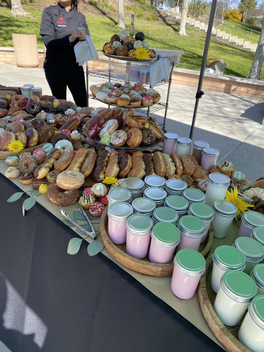 Our second annual Random Acts of Kindness event was sooo uplifting.  Shout out to our Student Affairs team!! With dozens of donuts, friendship notes and sprays of Sunflowers!  The lines of students made it all worthwhile🌻