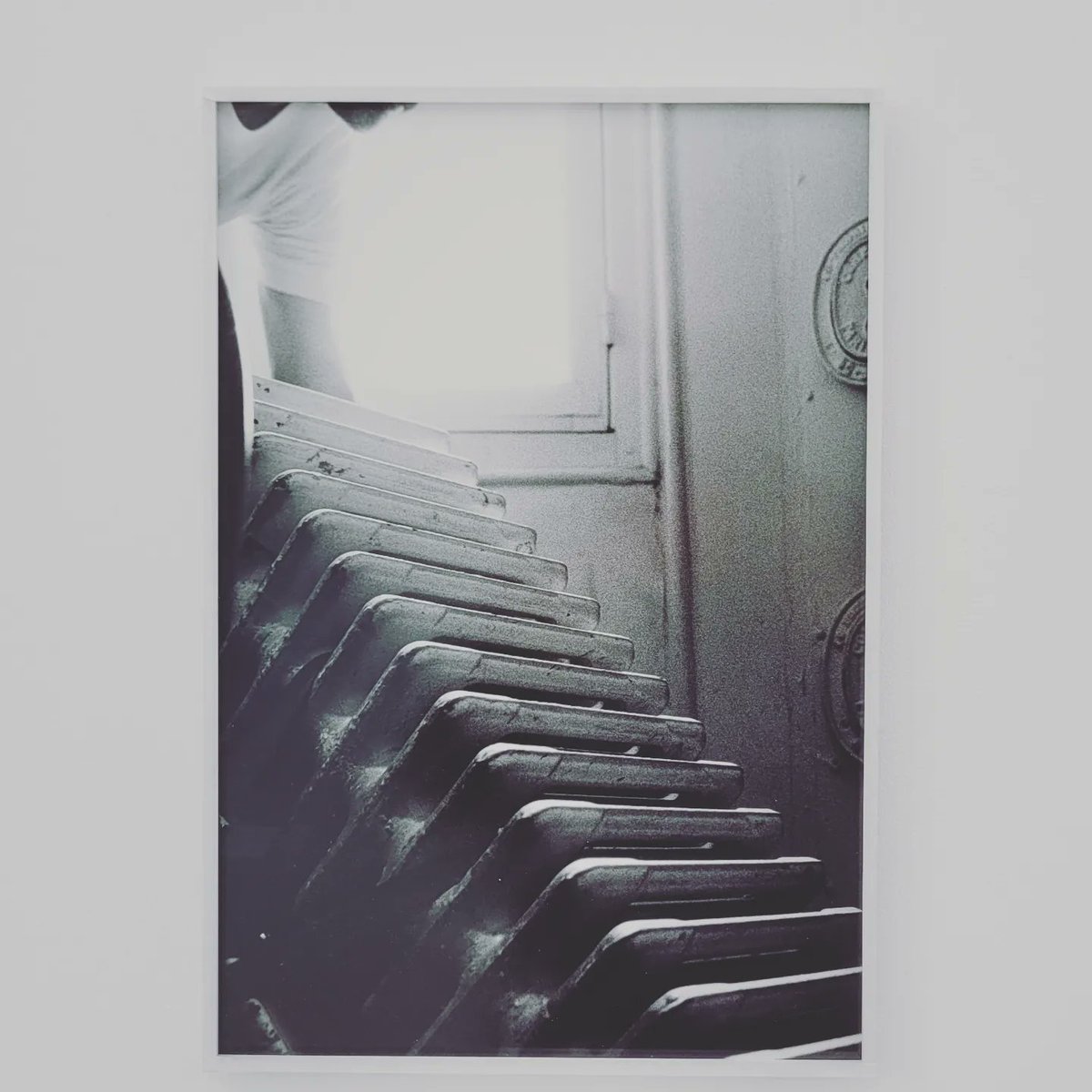 Tout en diagonale, en ligne droite et en contre-plongée, tout en organique et tout en retrait, #katinkabock souffle un chaud et froid qui n'a rien de tiède à la <a href="/FonPernodRicard/">Fondation Pernod Ricard</a> . Un parcours exigent et dense, qui respire. Un chiasme de la sensibilité donc.katinka