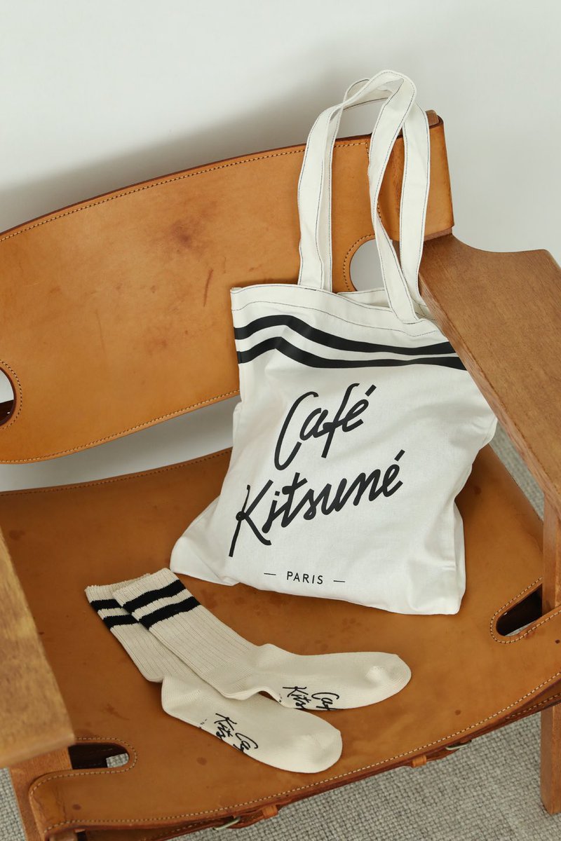 ☕️Café Kitsuné × Tabio limited socks🧦

Café Kitsunéラインソックス
￥2,420（税込）021140104 / 
size:23~25cm /022140014 25~27cm

Café Kitsunéトートバッグ
￥3,300（税込）

本日より当店でも発売となります。
ベーシックに履けるデザインで足底に大きくあしらわれたロゴがポイントです◎