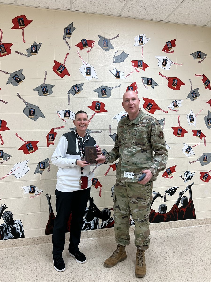 ac_principal's tweet photo. MSgt Chuck Newberry, Production Recruiter from the 193rd Special Operations Wing, presented Annville-Cleona High School with their Guard Friendly High School Award.
Annville-Cleona High School, thank you for your support!
#PNGAS #GoANG https://t.co/HGo8cBE7f6