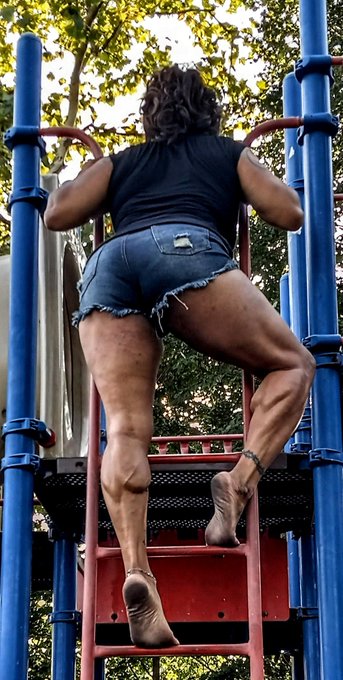 Wanna play with me??? https://t.co/fkoiGxLpqi https://t.co/U18tY2CbM0