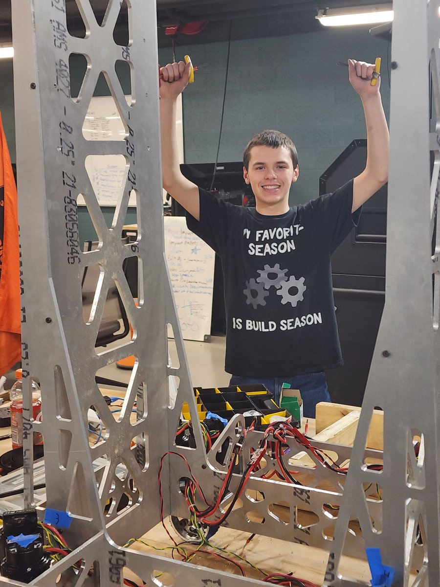 frc_3197's tweet photo. What's your favorite season?! #buildseason #wearecsd #unleashthedogs https://t.co/l6HxRVYbqg