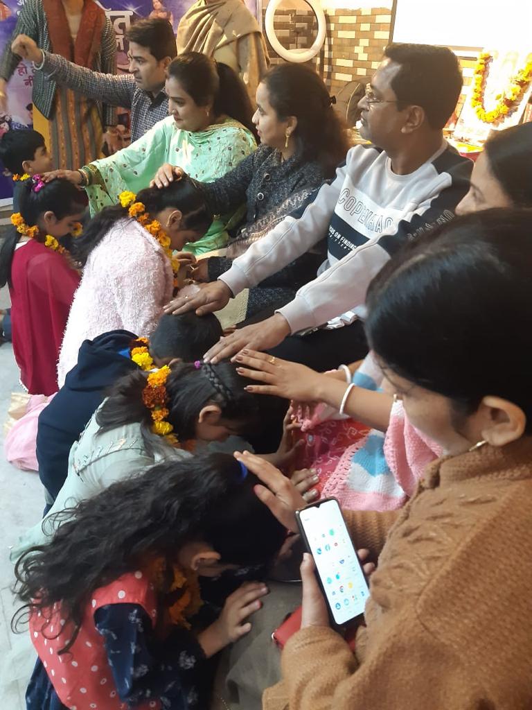 RajokriAshram's tweet photo. पूज्य संत श्री #आशारामजी बापू द्वारा प्रेरित #मातृ_पितृ_पूजन कार्यक्रम, गुरुवार , 16 फरवरी 2023 को ,श्री योग वेदांत सेवा समिति , रजोकरी के भाई/बहनों द्वारा, कैरियर  पब्लिक स्कूल दिल्ली , में भव्य रूप से मनाया गया।

कार्यक्रम की झलकियां 👇 https://t.co/e2wbIWy1s2