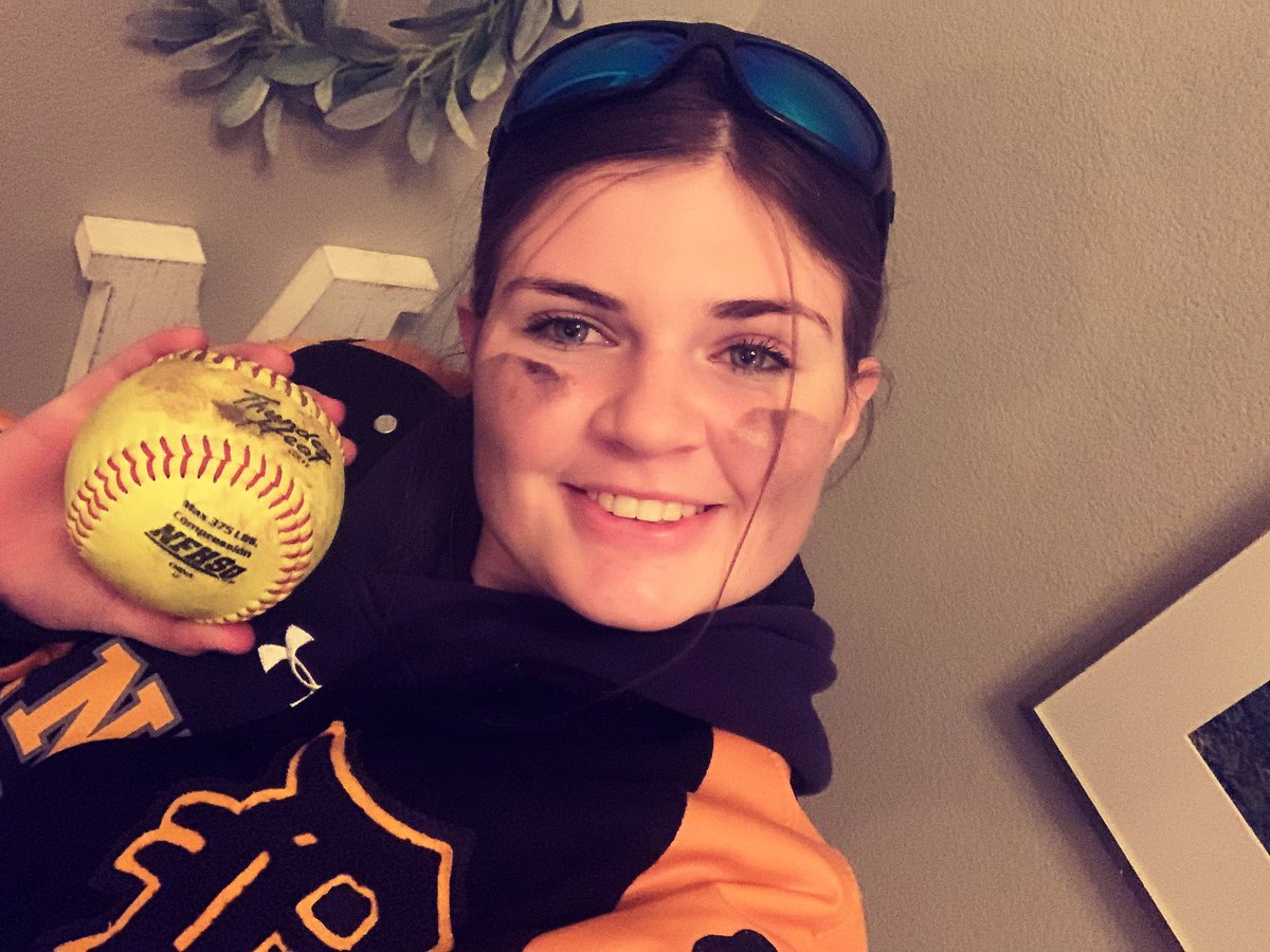 This girl hit one over today!🐝🥎🤗
#cambellgrace
#ladyjackets
#7
#dinger