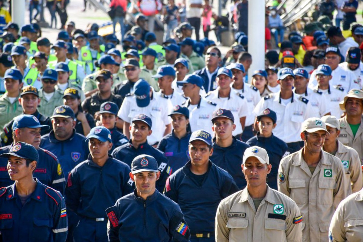 iA disfrutar de manera sana y
responsable!

Acompañamos al Gob. <a href="/Jateranoficial/">José Alejandro Terán</a> y al Vicemin. <a href="/PalenciaEndes/">GD Endes Palencia Ortiz</a>, en el inicio del gran despliegue de seguridad y prevención para estos Carnavales Felices y Seguros 2023. 

<a href="/NicolasMaduro/">Nicolás Maduro</a> 
@MPPEDUCACION 
@zeelaguaira