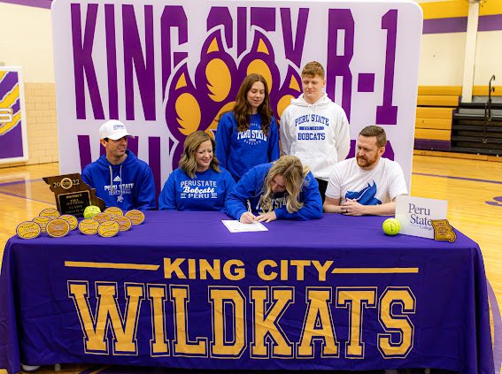 EJMedsker's tweet photo. Beyond excited to announce that I have officially signed to play softball @PeruState! I would like to thank everyone who has supported me through this journey. Can’t wait for this fall! #ClawsOut @PSCBobcatSB @CoachClosner @Coach_IveyPSC @dc_fastpitch https://t.co/2HyMVc06VO