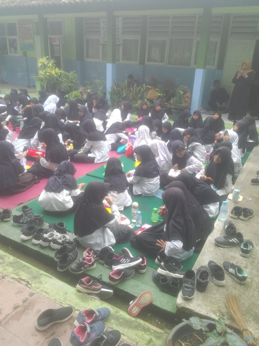 Isra mi'raj di sekolah kami sudah,tagoni,baca qur, an, sholawat nabi, tausiah dari Pk Ustad, do, a penutup lalu Makan bersama indahnya kebersamaan