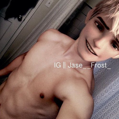 —el albino le mando una foto al celular del lector y un pequeño mensaje.

📱: Hey ¿Cuando vienes a verme? Que en la ducha hay espacio para 2.