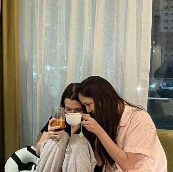 AlteredEgoXX307's tweet photo. Feeling ko ganito sila ngayon.

#Srchafreen #BeckysAngels
#BeccaMon #FreenBecky https://t.co/tmfdrIKQvo