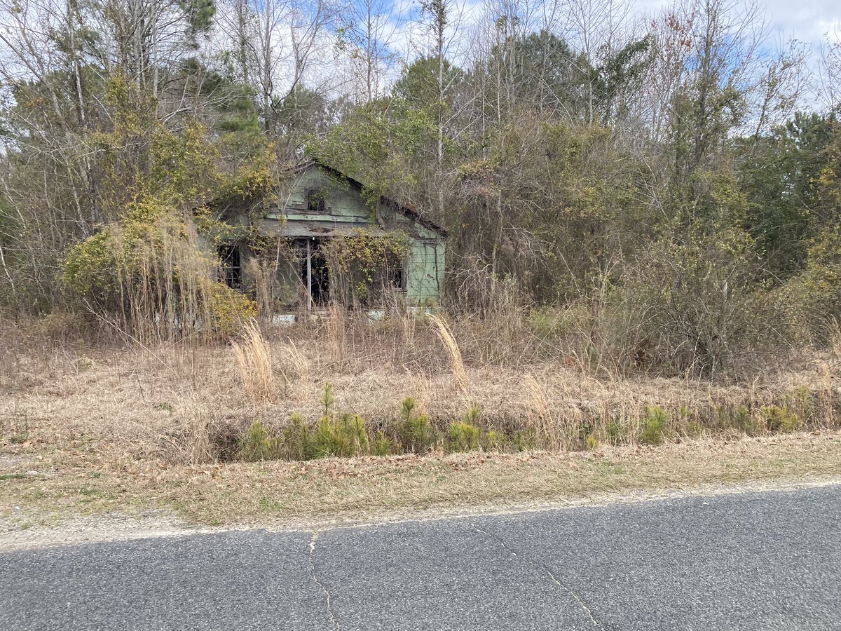 Walkerdog's tweet photo. Bruce sings about driving in to Darlington County. We were riding in Darlington County. A slow roll on a warm, windy afternoon. It wouldn’t be Darlington County without a few churches and abandoned buildings.
@MartyCader @michael__bean @Joeker_RPh https://t.co/DVv7Ax22na