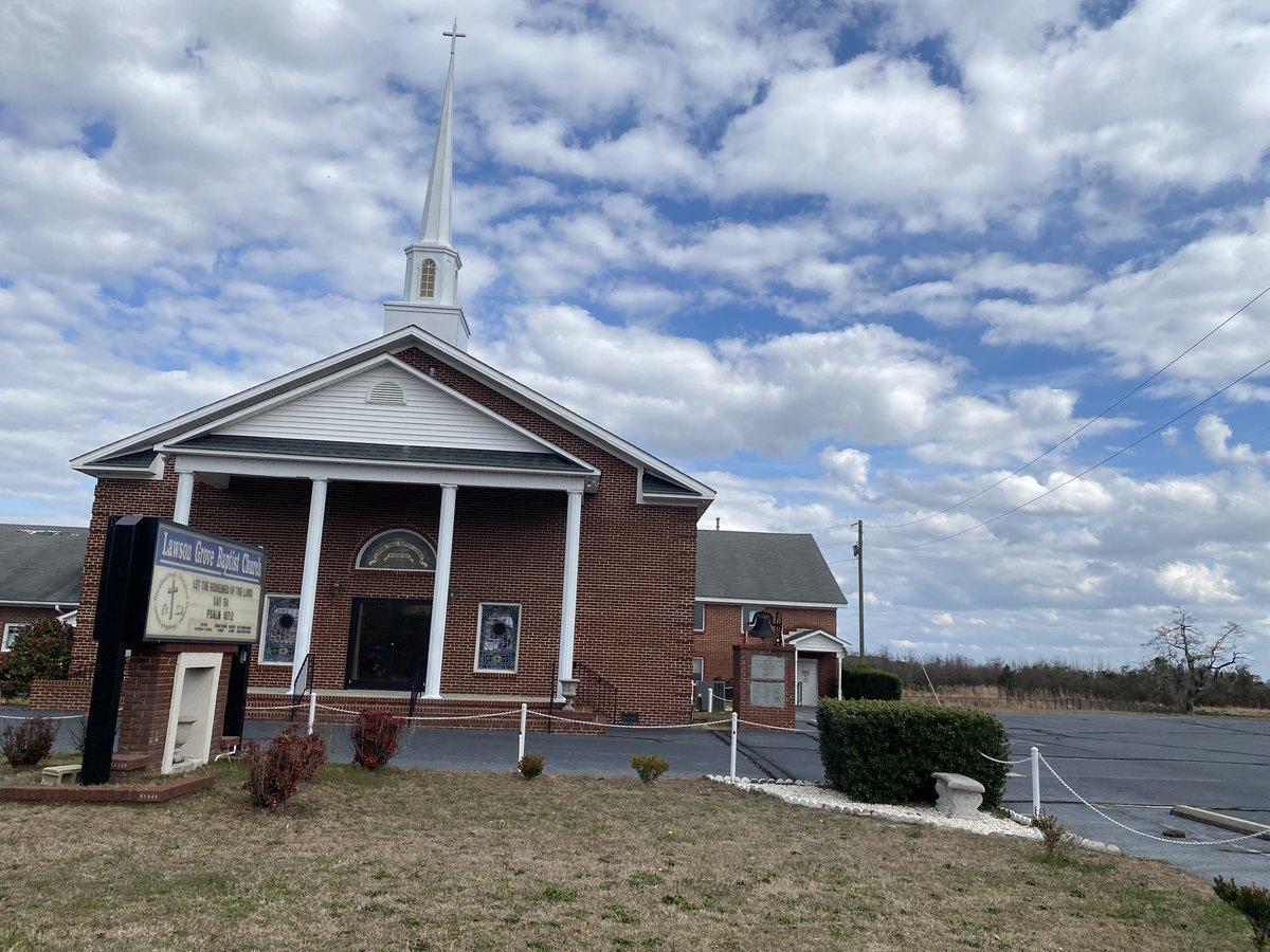 Walkerdog's tweet photo. Bruce sings about driving in to Darlington County. We were riding in Darlington County. A slow roll on a warm, windy afternoon. It wouldn’t be Darlington County without a few churches and abandoned buildings.
@MartyCader @michael__bean @Joeker_RPh https://t.co/DVv7Ax22na