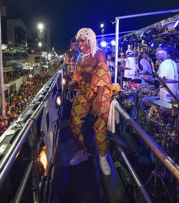 choquei's tweet photo. 🚨VEJA: A animação da multidão acompanhando a cantora Iza no Bloco #FoliASSA de @devassa em Salvador. #publicidade #BebaComModeração https://t.co/5mNtEKK0pg