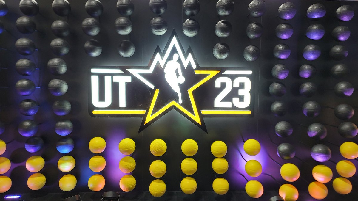 TG_manga's tweet photo. ~What's up Transition Team!? We're coming at you all weekend long from NBA All-Star 2023 here in beautiful, but cold 🥶 Salt Lake City, Utah! So stick with us for more fun and exciting Basketball action to come 🌟🏀🌟 #NBAAllStar #NBA #SaltLakeCity #FearTheDeer #TransitionGame https://t.co/xK19qPNhHu