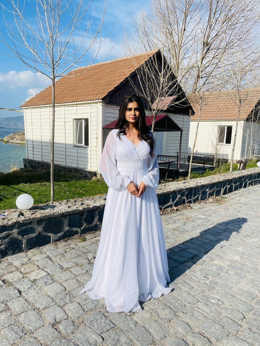 AhluwaliaRosy's tweet photo. Actress @agni__chaudhary wearing our long white dress embellished with laces for her new song Ike Duje by @marshallsehgal_official
The colour White reflects all other colors. It embraces innocence, peace,.
.
#rosyahluwalia #rosyahluwalialabel #fashiondesigner #officialdesigner https://t.co/Cb89fY5Uoc