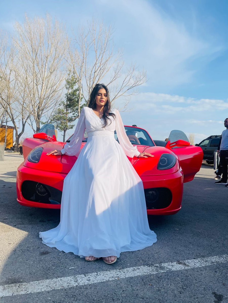 AhluwaliaRosy's tweet photo. Actress @agni__chaudhary wearing our long white dress embellished with laces for her new song Ike Duje by @marshallsehgal_official
The colour White reflects all other colors. It embraces innocence, peace,.
.
#rosyahluwalia #rosyahluwalialabel #fashiondesigner #officialdesigner https://t.co/Cb89fY5Uoc