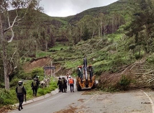 Fuerzas Armadas desbloquean la red vial nacional Andahuaylas – Abancay en los distritos de Huancarama y Kishuará. Con maquinaria pesada, retiraron piedras y tierra que impedían el tránsito.
