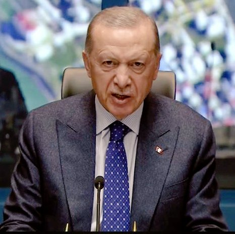 ademyarslan's tweet photo. Günlerdir şu fotoğrafı düşünüyorum. 

Ülke yerle bir olmuş, on binlerce insan ölmüş, bir o kadarı enkaz altında... 

Hangi insan bu denli bir felaketten sonra kameraların karşısına geçip öfke kusar, halkını tehdit eder ? 

Çözebilen var mı? https://t.co/mH1cTyIHei
