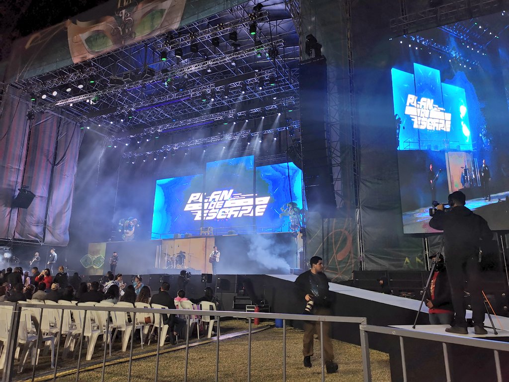 p0p1n's tweet photo. Listos para la Coronación del Rey del Carnaval Internacional Mazatlán 2023 Deja Vú... Según empezaba 7:00pm me parece muy extraño que sean las 7:34pm y todavía no empiece. Se encuentra #PlanDeEscape amenizado muy bien.
#Mazatlán #CarnavalMazatlán2023 https://t.co/bB0SX8SNWd