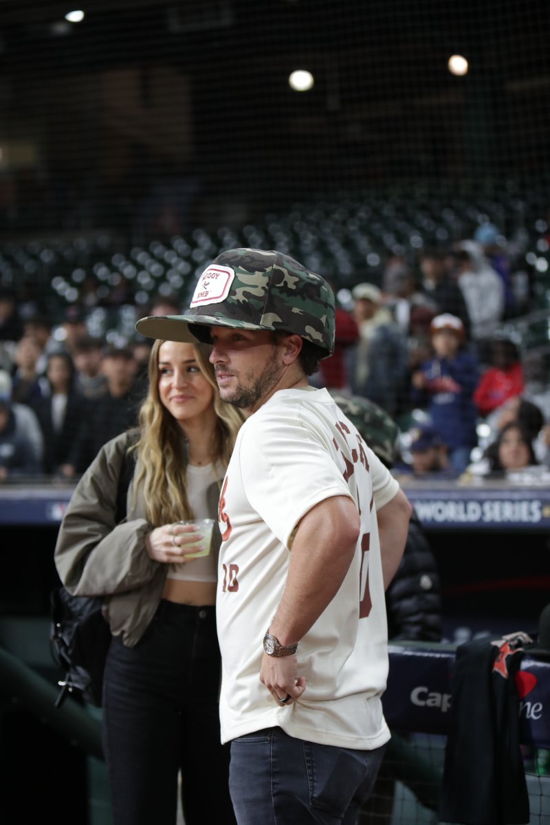 Love the new look, <a href="/ABREG_1/">Alex Bregman</a>. 😂