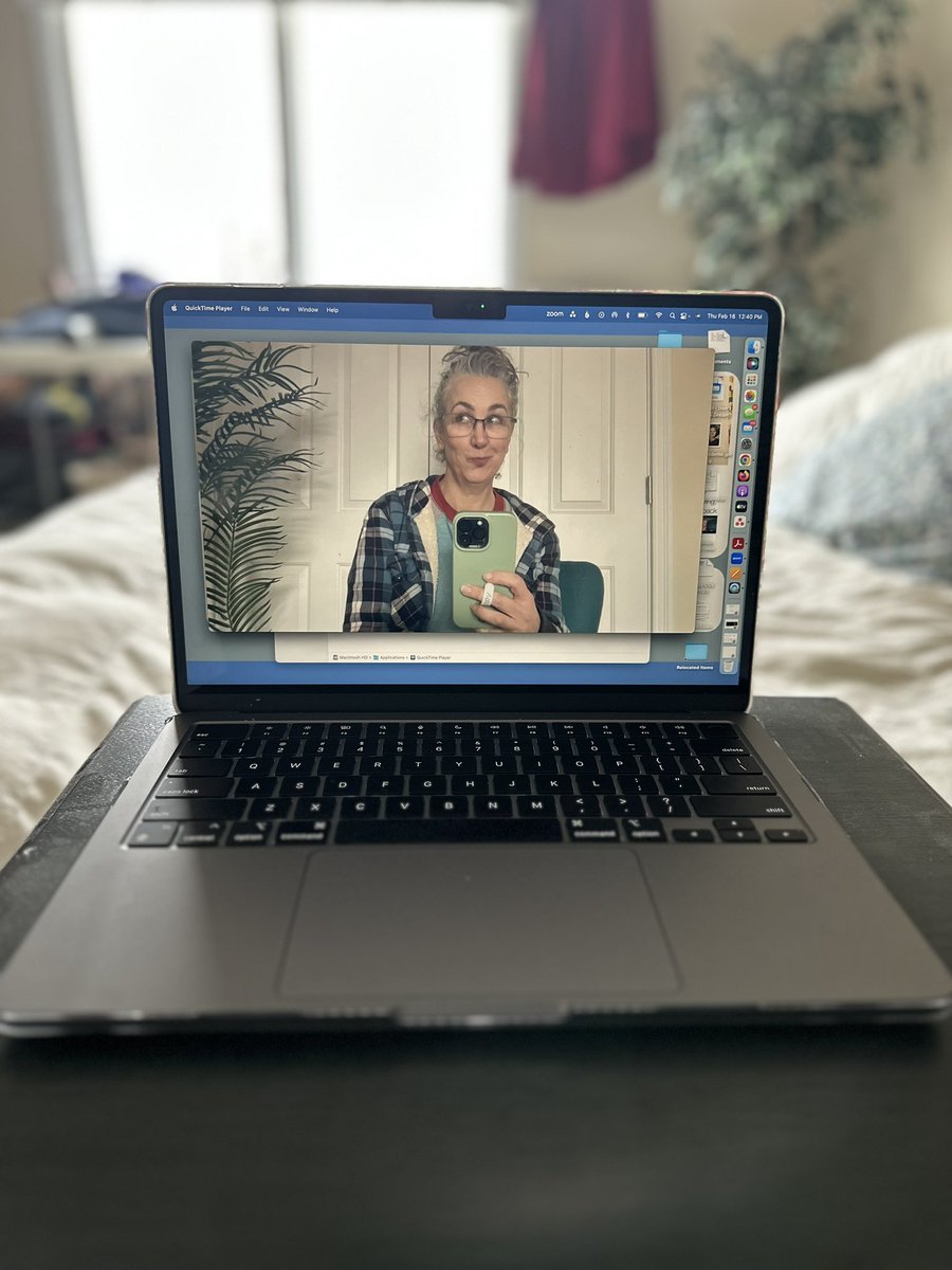 AffinityMassage's tweet photo. When you try to make your bedroom look like an office and wonder why you’re just not zooming at the office. https://t.co/IDAS4skMqc
