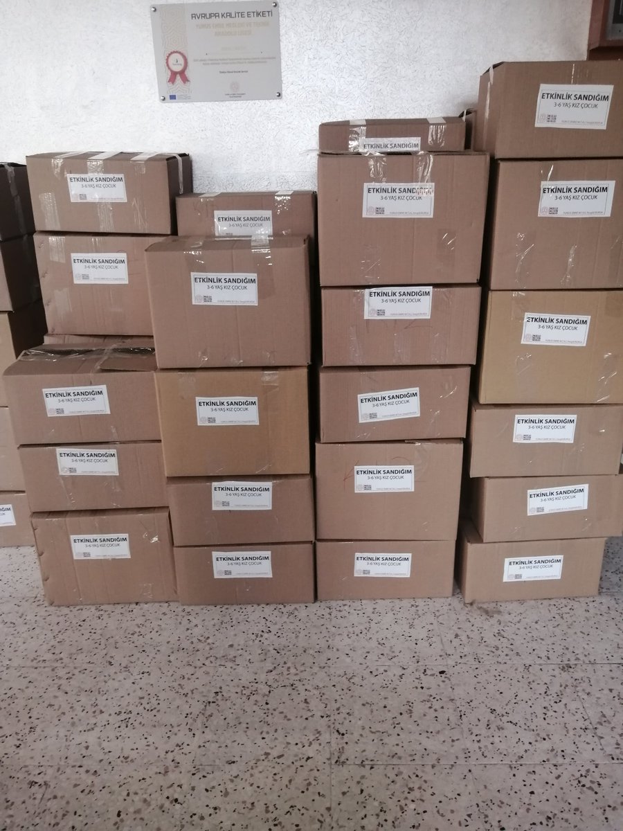 emre_mtal's tweet photo. Atölyelerimizde ürettiğimiz oyuncaklarla birlikte topladığımız kırtasiye ve oyuncaklardan oluşan 400 koliyi bugün deprem bölgesine doğru yola çıkardık. Tüm öğretmen ve öğrencilerimize teşekkür ediyoruz.
@tcmeb @bursailmem16 @serkangur_bursa @inegolilcemem @alidogrru @fatma_dd https://t.co/bglvgKJlVf