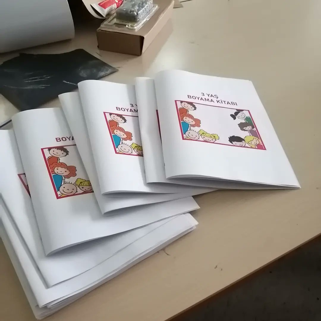 emre_mtal's tweet photo. Atölyelerimizde ürettiğimiz oyuncaklarla birlikte topladığımız kırtasiye ve oyuncaklardan oluşan 400 koliyi bugün deprem bölgesine doğru yola çıkardık. Tüm öğretmen ve öğrencilerimize teşekkür ediyoruz.
@tcmeb @bursailmem16 @serkangur_bursa @inegolilcemem @alidogrru @fatma_dd https://t.co/bglvgKJlVf