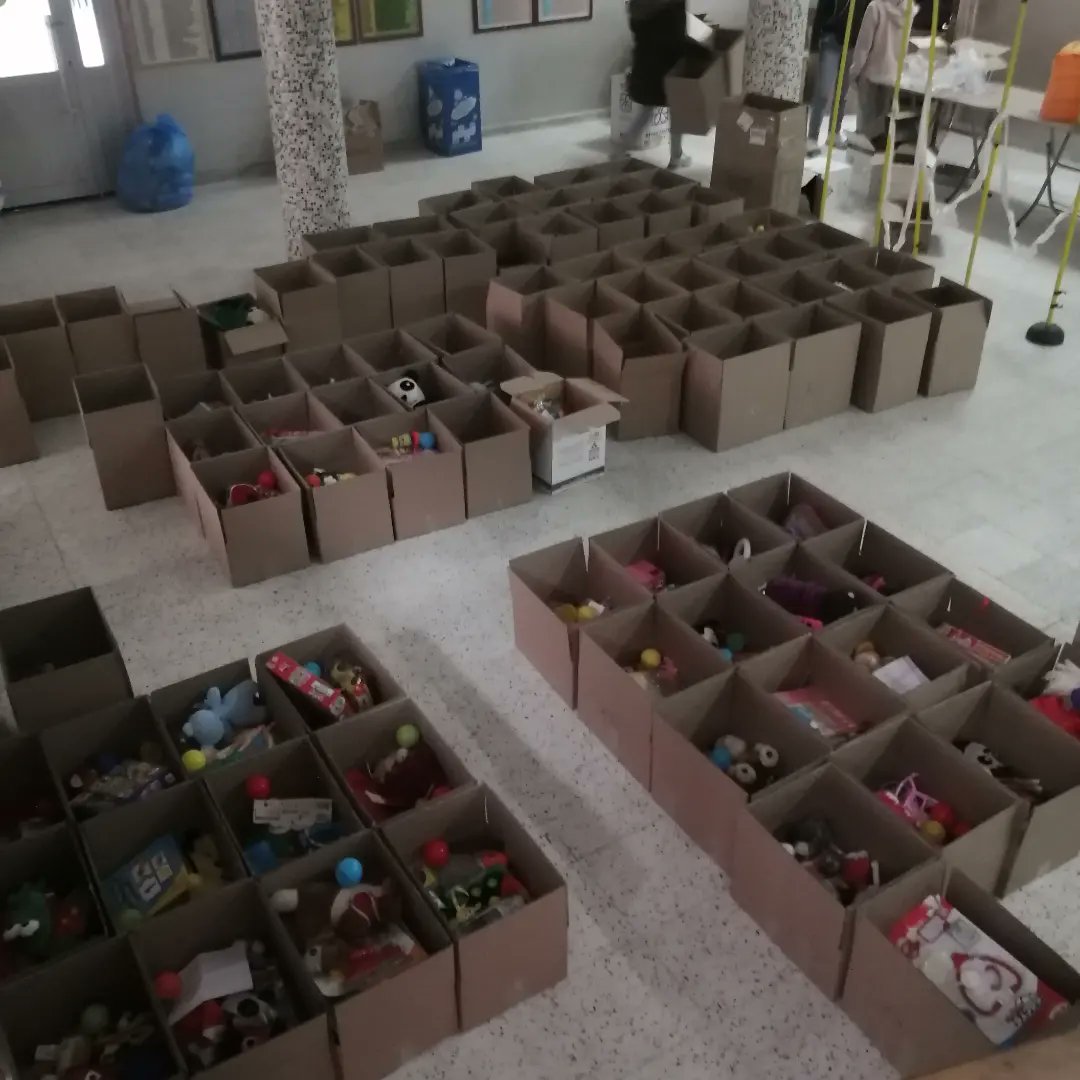 emre_mtal's tweet photo. Atölyelerimizde ürettiğimiz oyuncaklarla birlikte topladığımız kırtasiye ve oyuncaklardan oluşan 400 koliyi bugün deprem bölgesine doğru yola çıkardık. Tüm öğretmen ve öğrencilerimize teşekkür ediyoruz.
@tcmeb @bursailmem16 @serkangur_bursa @inegolilcemem @alidogrru @fatma_dd https://t.co/bglvgKJlVf