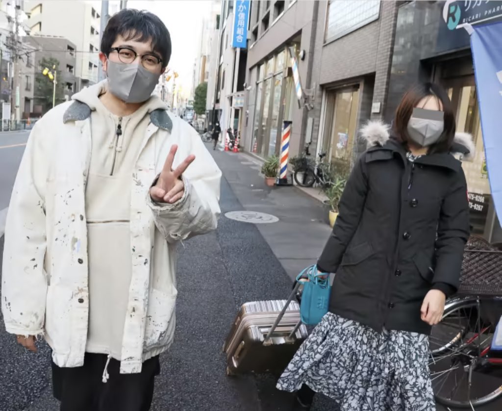 도내 거리에서 이구치씨와 A씨를 발견
후쿠오카로 돌아가는 A씨를 배웅하러 나온 것일까?

👤두분은 사귀고 있는 걸로 봐도 되는 거죠?
- 그렇네요
👤언제부터 사귀셨나요?
- 작년이에요

아니 일본은 파파라치가 바로 가서 물어봄? 진짜 개웃기다