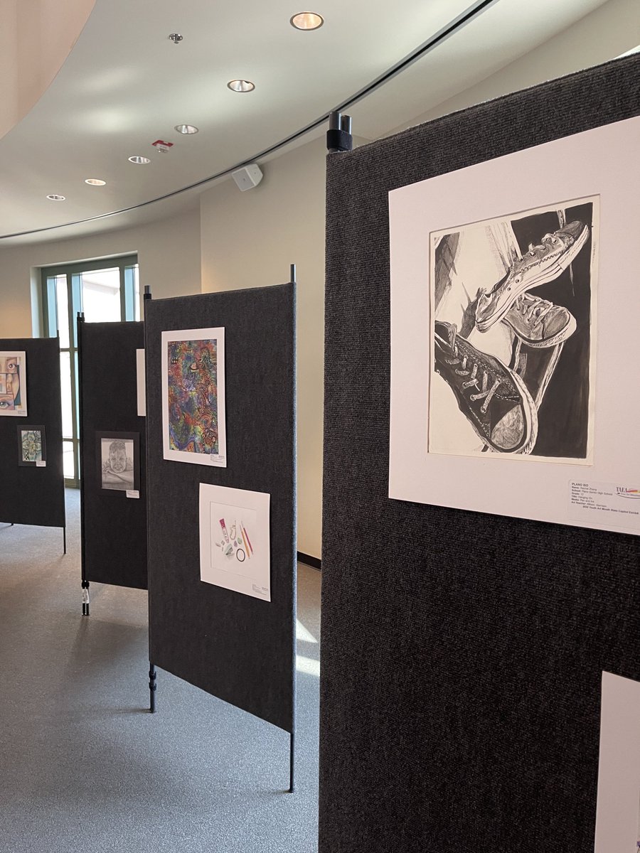 GrundlerArt's tweet image. Pics of #pisdcreatesart at the state yam exhibit last year #K12ArtChat