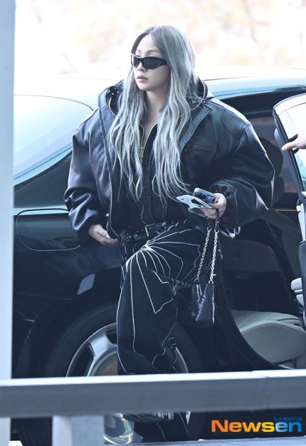 OfficialTeamGZB's tweet photo. [231702] CL at Incheon Airport on her way to MIK festival in Paris 

#CL #씨엘 @chaelinCL https://t.co/WpUpiAuOwN
