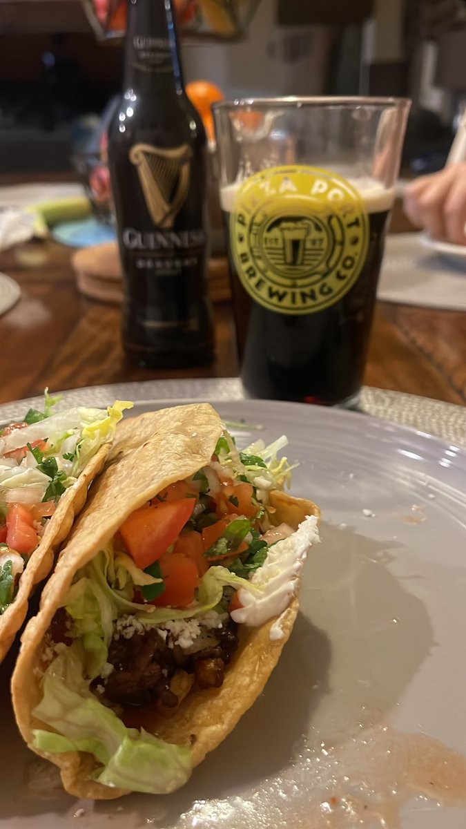 JRu_35's tweet photo. Taquitos 🌮 dorados de carne 🍖 con papas 🥔 una cheve cheve 🍺 #cheerstothursday #salud #vierneschiquito https://t.co/u17eFcYsuh