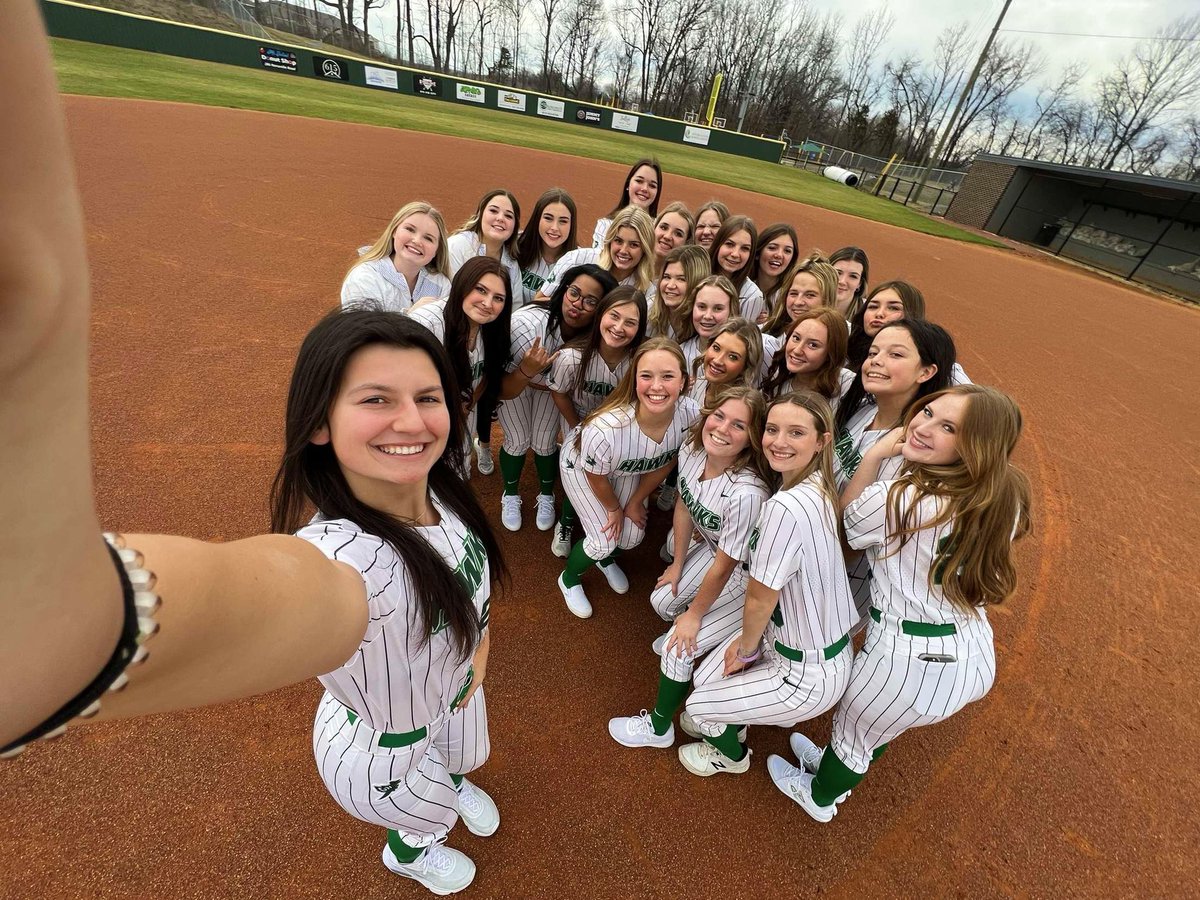 maes_brooklyn's tweet photo. 25 more days until game day!!! @GreenHillHighSB https://t.co/c4xK0H8Vm2