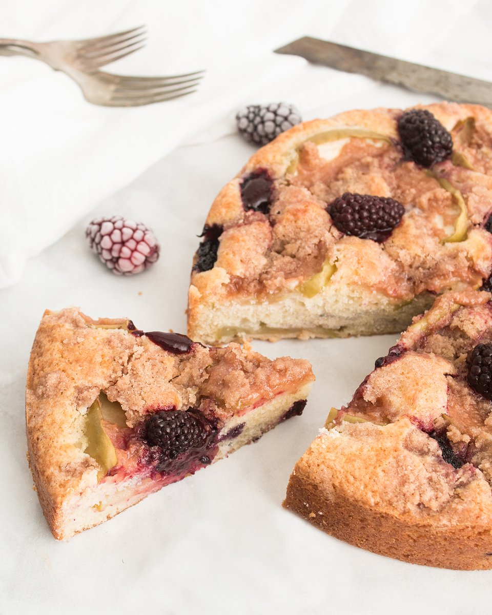 oregonberries's tweet photo. This easy breakfast treat is called a "Buckle" because the streusel topping on this moist fruit cake makes the top look buckled. This recipe uses frozen Oregon blackberries for a delicious weekend treat. 🥰

https://t.co/7JUKKhnTJy

#oregonberries #blackberries #berrycake https://t.co/rLiJpwRtPx