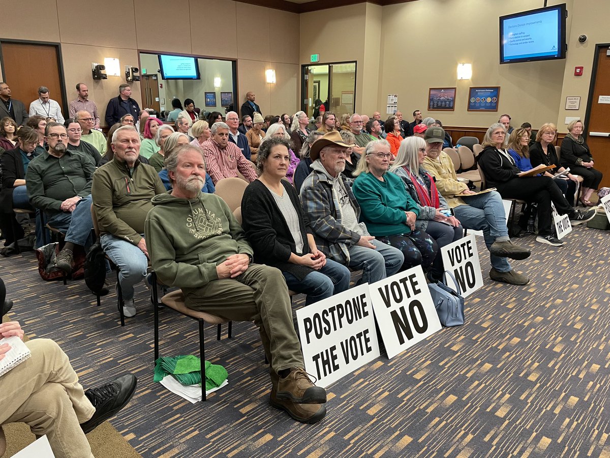 #HappeningNow :Ahead of the Project Turnkey vote by Clackamas County Commissioners tonight, residents have filled two rooms (with overflow) to weigh in on the potential purchase/conversion of a hotel into homeless transitional housing

Photos by: @Matt_KOIN