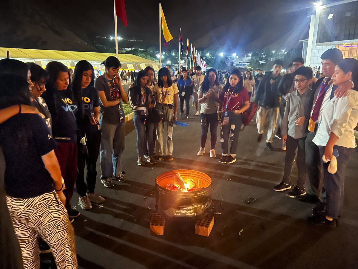 AdventistasAPCE's tweet photo. ✨Jóvenes toman la decisión de dejar las cosas que los alejan de Dios y oran por un verdadero reavivamiento 🙏 en el  #CongresoUPN #Reavival #ItsComing https://t.co/5KOdoFL42Q
