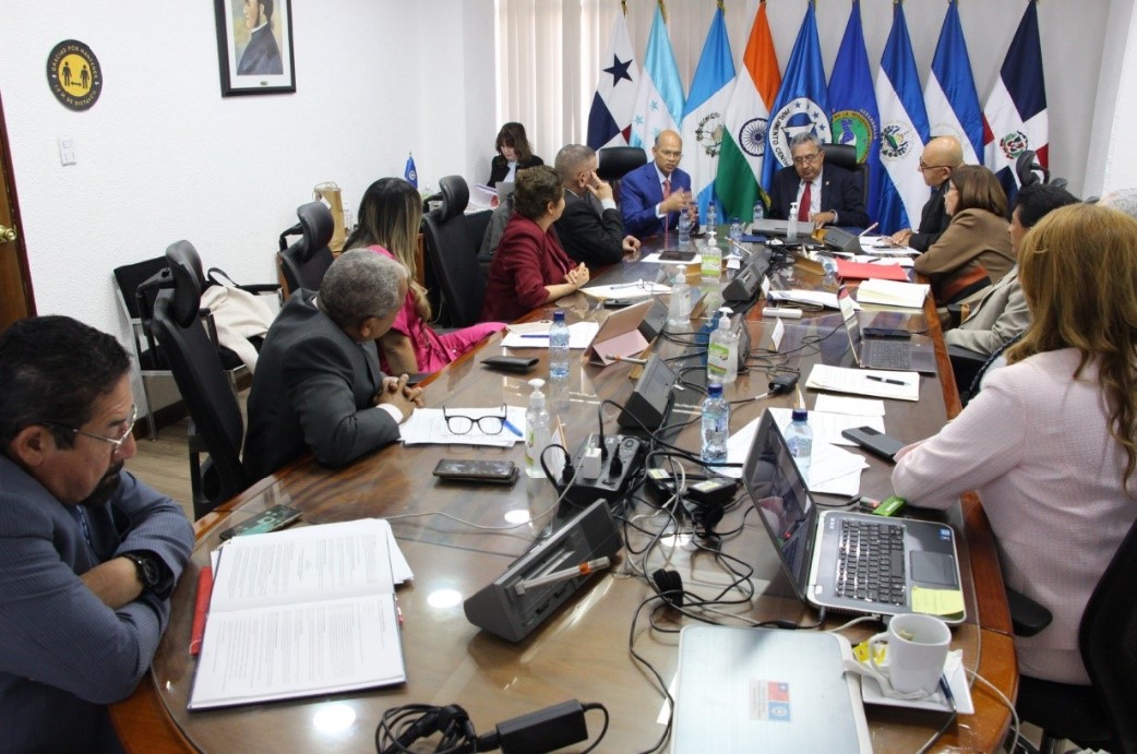 PARLACEN's tweet photo. Presidente @PARLACEN HD Amado Cerrud, conversó sobre Convenios de Cooperación por ser suscritos; con Excmo. Embajador de la India, Sr. Manoj Kumar Mohapatra, sobre Derechos Humanos y Cooperación Parlamentaria https://t.co/ZhytcOnFKU