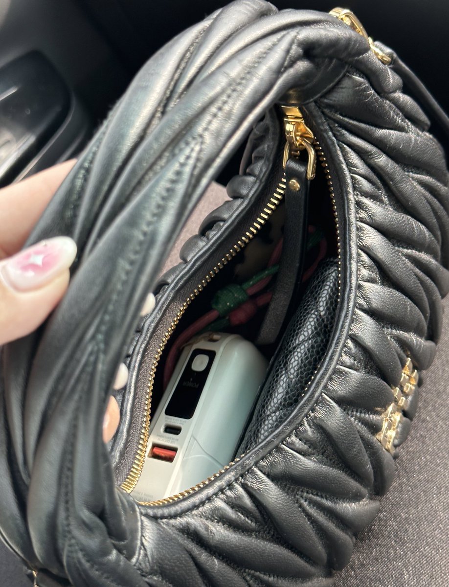 detailsoftoday's tweet photo. ถ้าให้แนะนำกระเป๋า1ใบในตอนนี้ เรารู้สึกซื้อมาแล้วคุ้มเงินสุดๆใช้บ่อยมากๆ 1อาทิตย์ใช้ไป4-5วันแล้ว น้องคือ miumiu wander 💫🖤 ใบนี้ จุเยอะมากๆ อาจจะไม่ได้เยอะเวอร์ แต่จุได้มากกว่าขนาดกระเป๋าอ่ะ แล้วน้องก็สวยมากหนังนุ่ม ยิ่งใช้หนังจะนิ่มๆยวบๆ สายก็ไม่เสียทรง ยังไม่มีรอยเลย เชียร์มาก https://t.co/GMqfHEFDQf