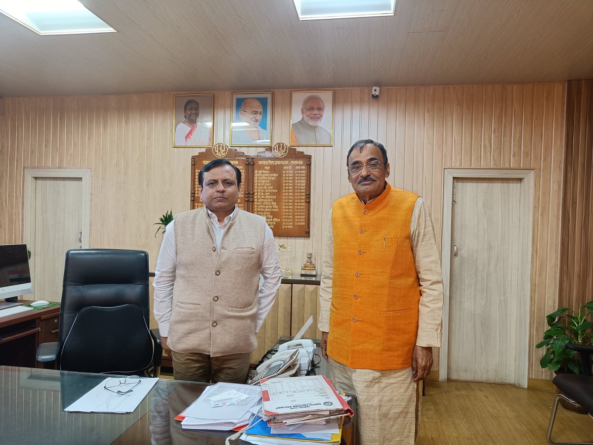 Shrikrishna Gautam (मोदी का परिवार) (@shrikrishnagaut) on Twitter photo बैठक में रेलवे साईडिगों पर खाद्यान्न की सुरक्षा हेतु गुड्स शेड निर्माण हेतु रखी मांग को मैंने मंडल रेल प्रबंधक लखनऊ <a href="/drm_lko/">DRM Lucknow NR</a> एवं मंडल रेल प्रबंधक लखनऊ <a href="/drmljn/">DRM/LJN</a> को मिलकर अवगत कराया। उन्होंने आश्वस्त किया जो भी प्रस्ताव <a href="/FciLko/">FCI Uttar Pradesh</a> की ओर से आएगा पूरा सहयोग करेंगे। @MP_Meerut <a href="/gmner_gkp/">@gmner_gkp</a> बैठक में रेलवे साईडिगों पर खाद्यान्न की सुरक्षा हेतु गुड्स शेड निर्माण हेतु रखी मांग को मैंने मंडल रेल प्रबंधक लखनऊ <a href="/drm_lko/">DRM Lucknow NR</a> एवं मंडल रेल प्रबंधक लखनऊ <a href="/drmljn/">DRM/LJN</a> को मिलकर अवगत कराया। उन्होंने आश्वस्त किया जो भी प्रस्ताव <a href="/FciLko/">FCI Uttar Pradesh</a> की ओर से आएगा पूरा सहयोग करेंगे। @MP_Meerut <a href="/gmner_gkp/">@gmner_gkp</a>