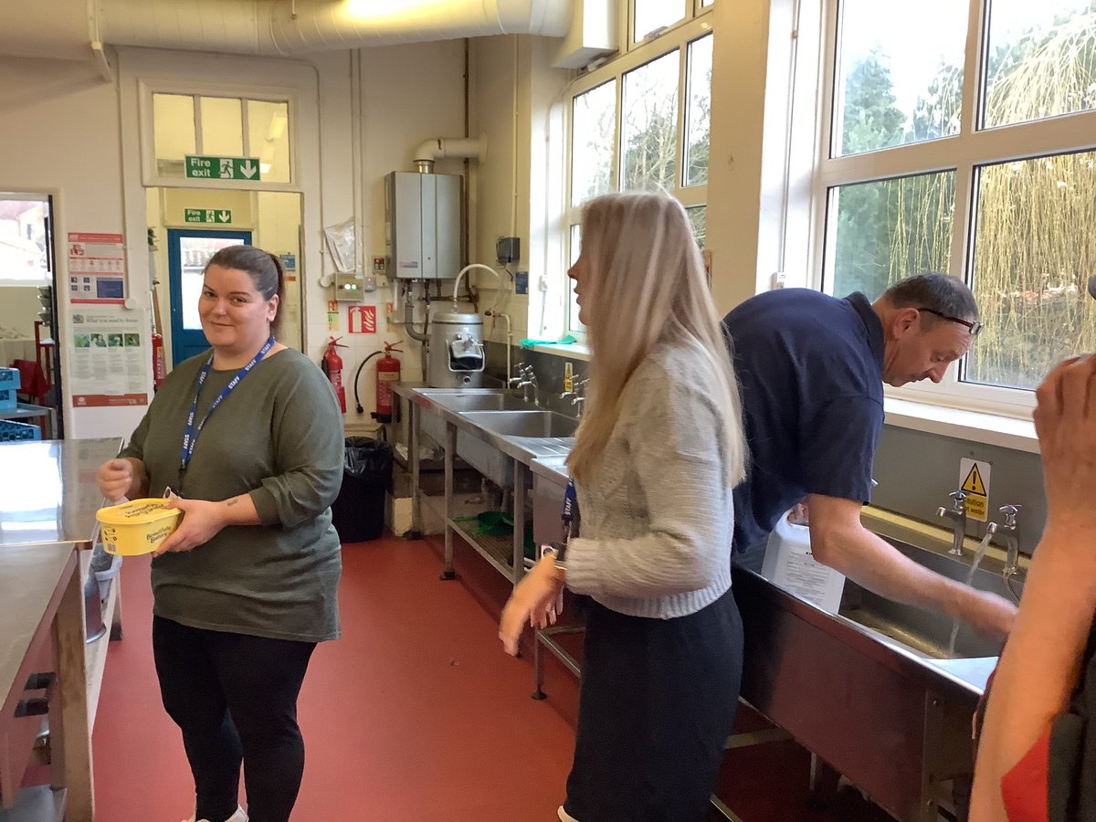 HollyfieldPri's tweet image. And plenty of staff to help with breakfast too. #brilliantstaff #teamHollyfield
